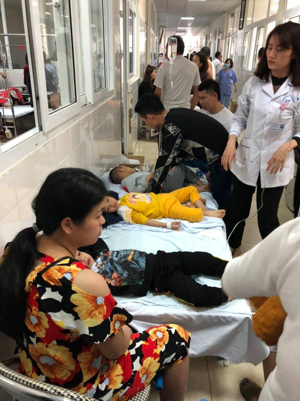 Hàng chục trẻ Trường mầm non Vườn Mặt trời nhập viện sau bữa ăn ảnh 2