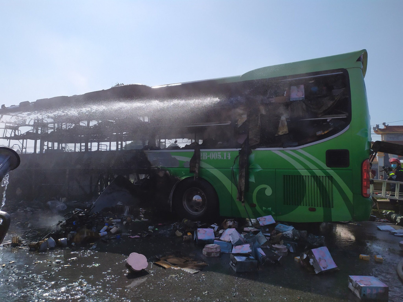 Xe khách 2 tầng bốc cháy dữ dội ảnh 2