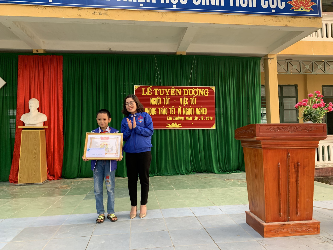 Khen thưởng học sinh lớp 4 nhặt được của rơi trả lại người mất ảnh 1