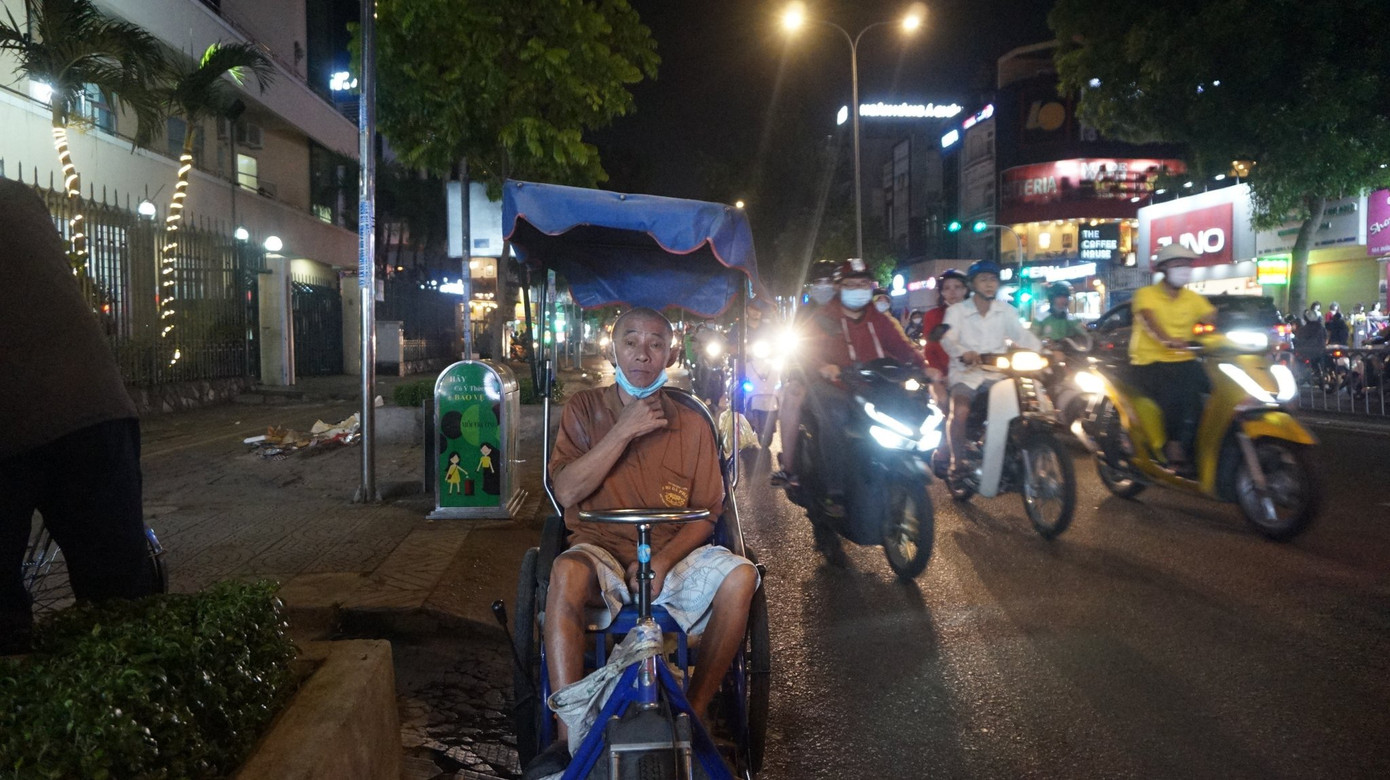 Ấm áp tình người trong đêm lạnh ở TP HCM ảnh 9