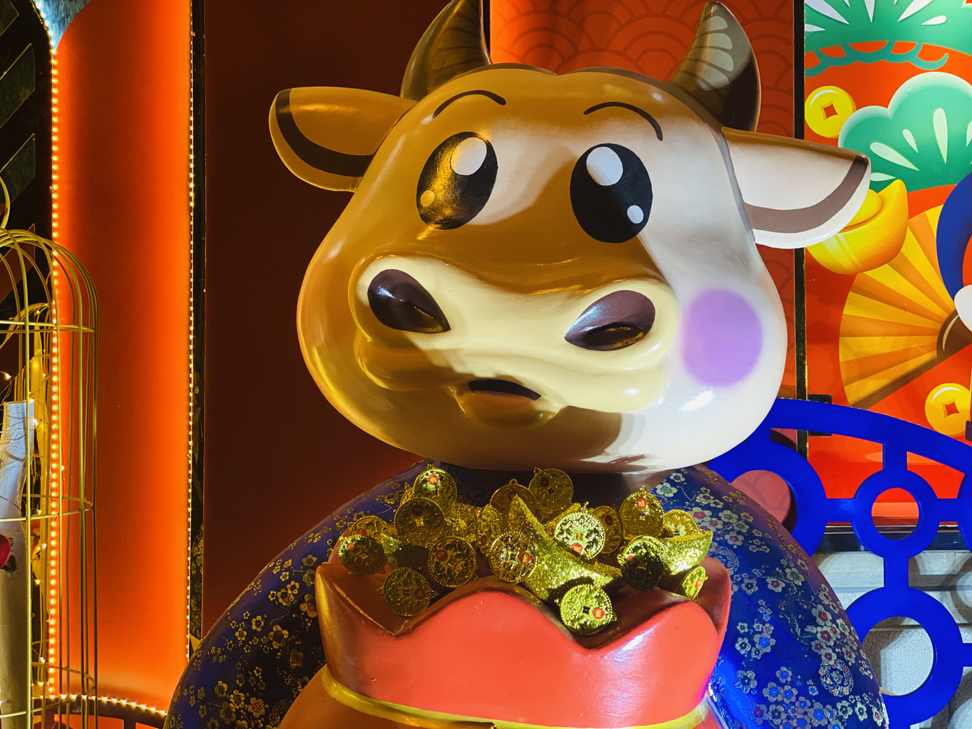 Đường phố TPHCM lung linh trang trí trâu vàng đón Tết Tân Sửu ảnh 4