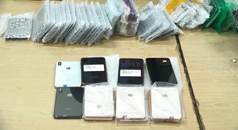 Phát hiện đường dây nhập lậu điện thoại 3 tỷ đồng ảnh 2