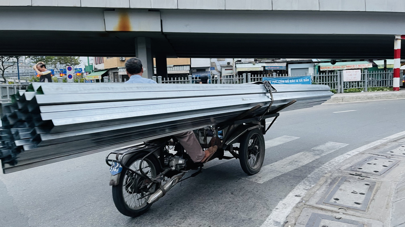 TPHCM: Tái diễn xe 'cà tàng' chở hàng cồng kềnh dạo phố ảnh 2