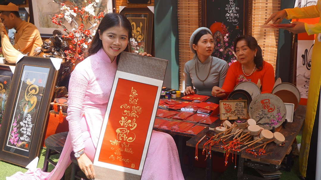 'Bà đồ' xinh như hot girl múa bút trên phố ảnh 5