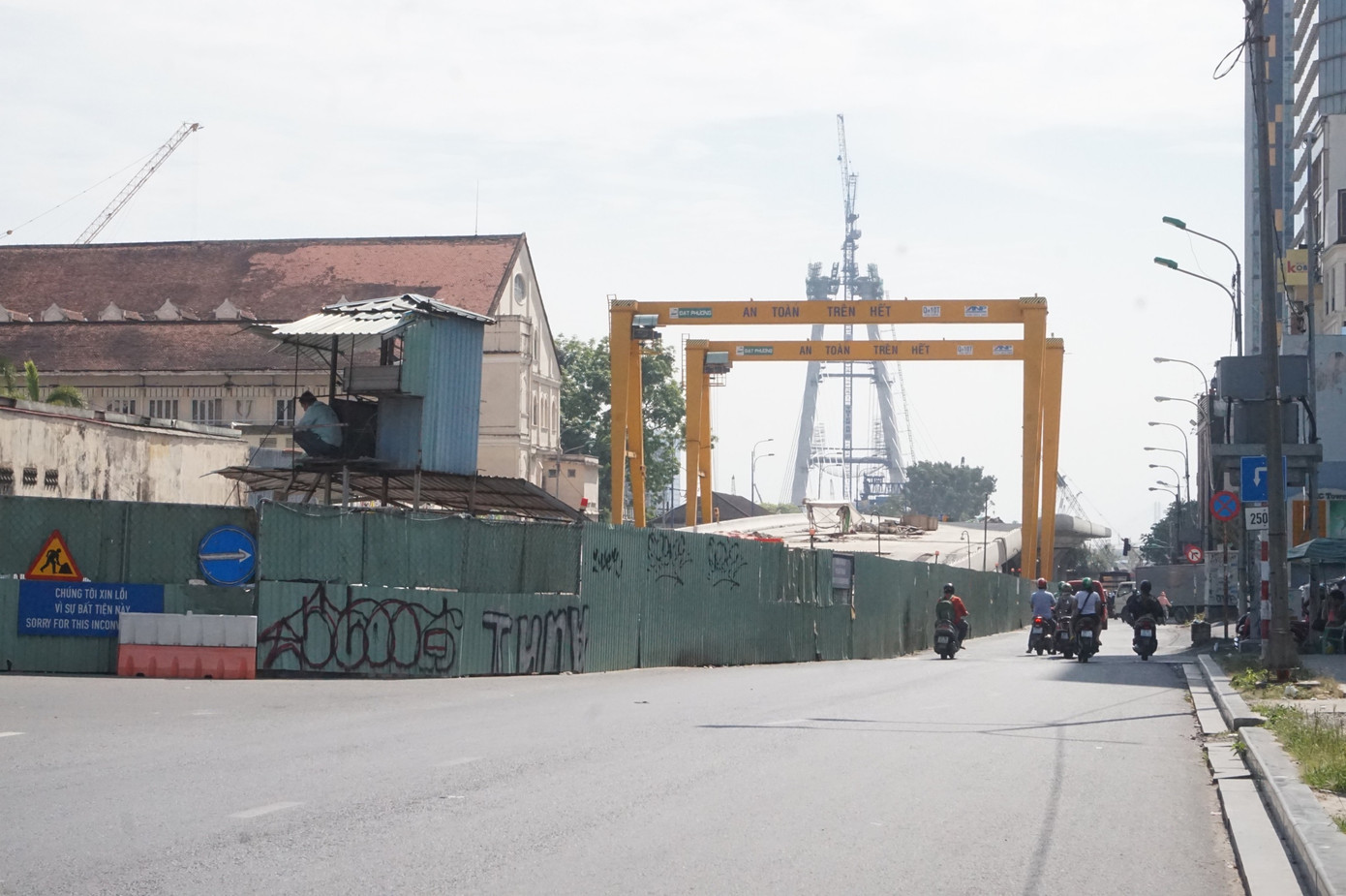 Cận cảnh lô cốt 'bủa vây' trên đường phố TPHCM ngày đầu năm ảnh 6