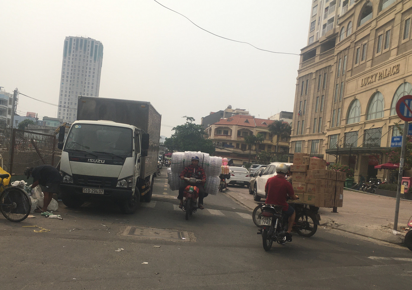 TPHCM: Tái diễn xe 'cà tàng' chở hàng cồng kềnh dạo phố ảnh 11