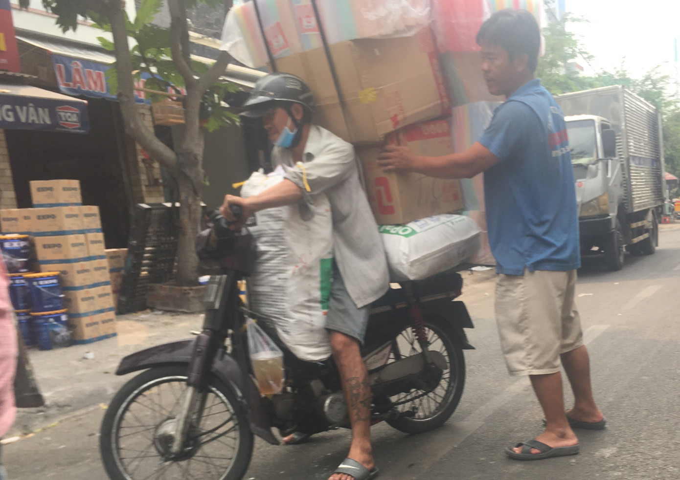 TPHCM: Tái diễn xe 'cà tàng' chở hàng cồng kềnh dạo phố ảnh 12