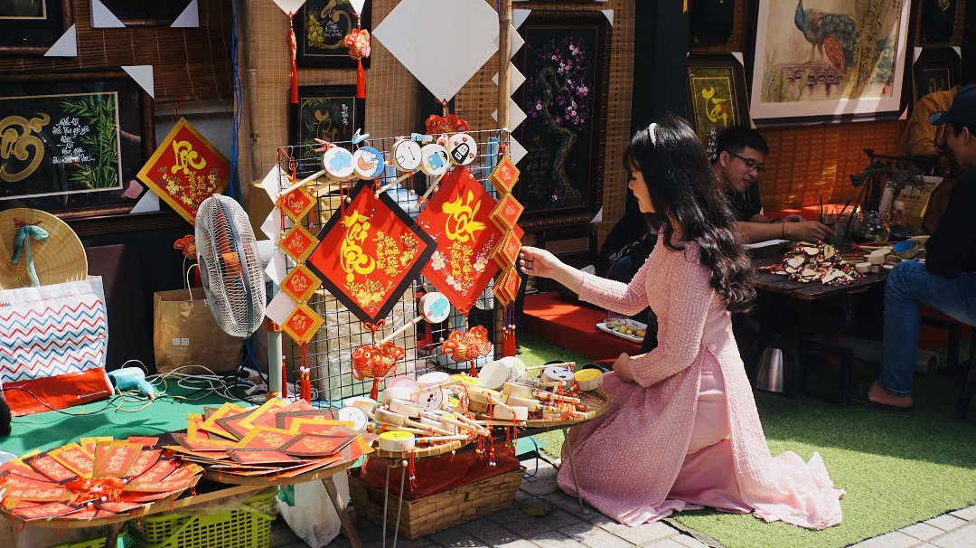 'Bà đồ' xinh như hot girl múa bút trên phố ảnh 13