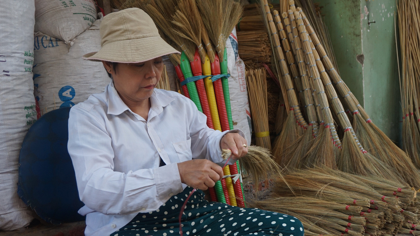 Người Sài Gòn tất bật làm chổi đót bán Tết ảnh 8