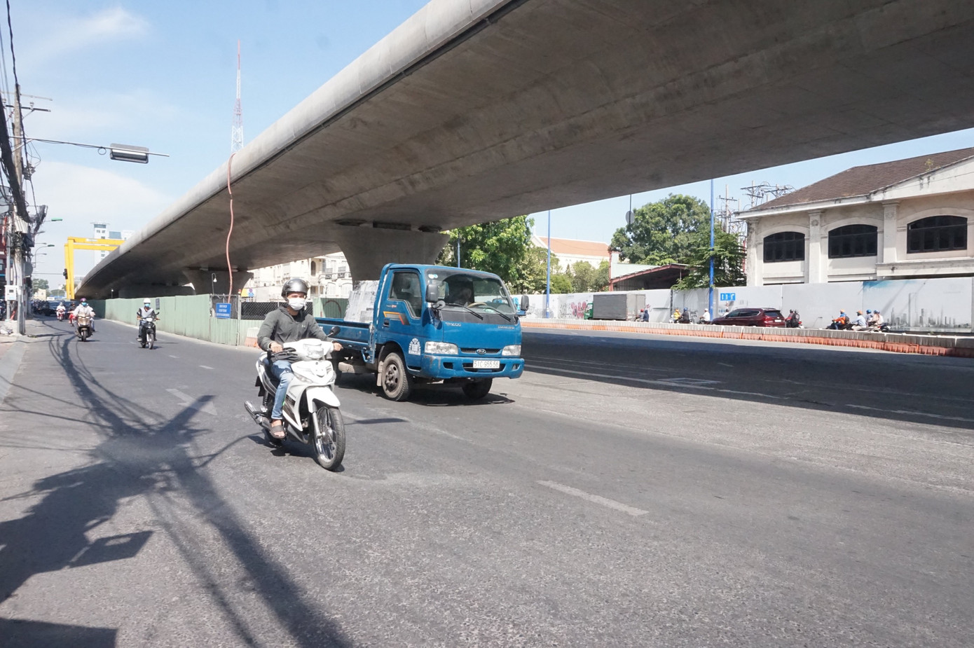 Cận cảnh lô cốt 'bủa vây' trên đường phố TPHCM ngày đầu năm ảnh 7