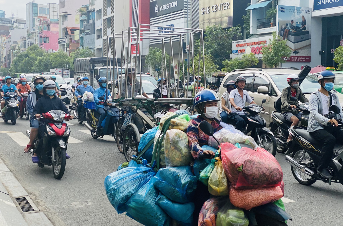 TPHCM: Tái diễn xe 'cà tàng' chở hàng cồng kềnh dạo phố ảnh 3