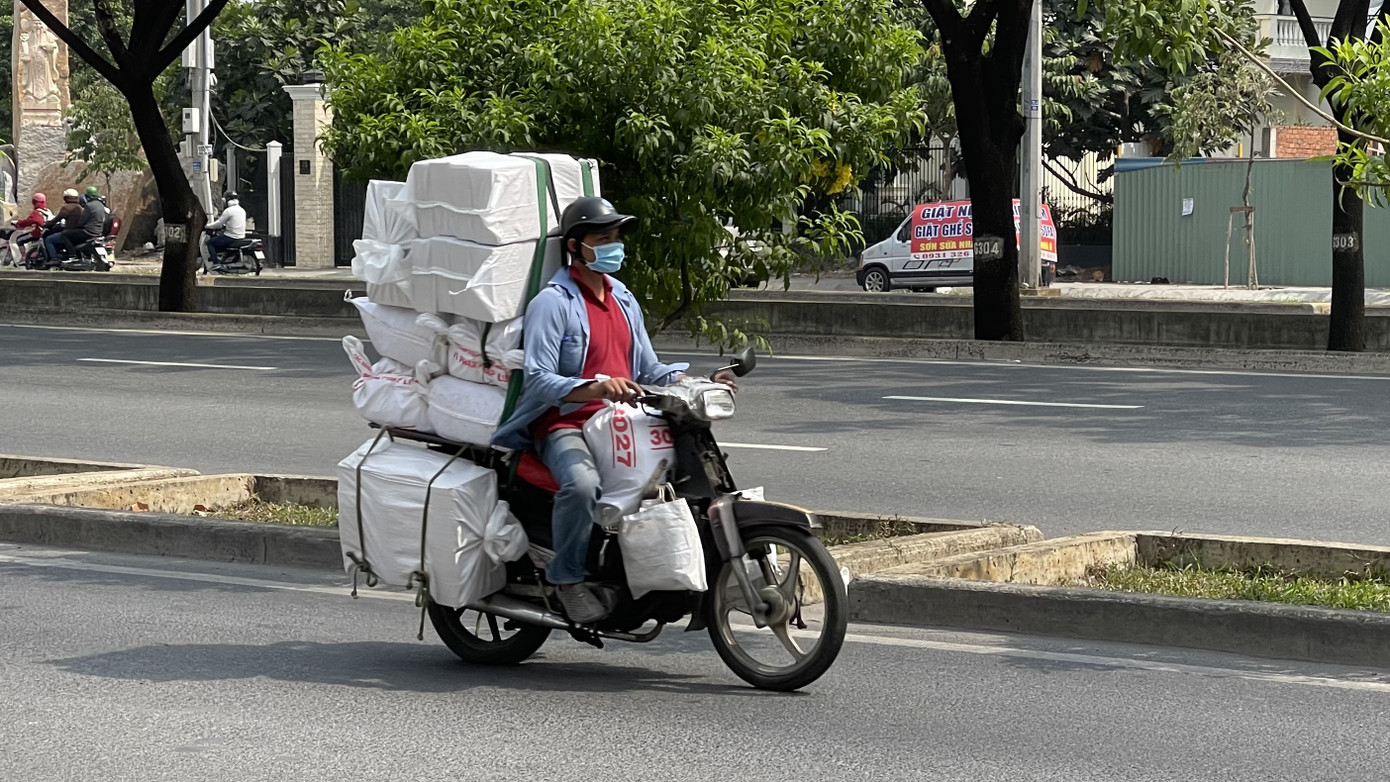 TPHCM: Tái diễn xe 'cà tàng' chở hàng cồng kềnh dạo phố ảnh 5
