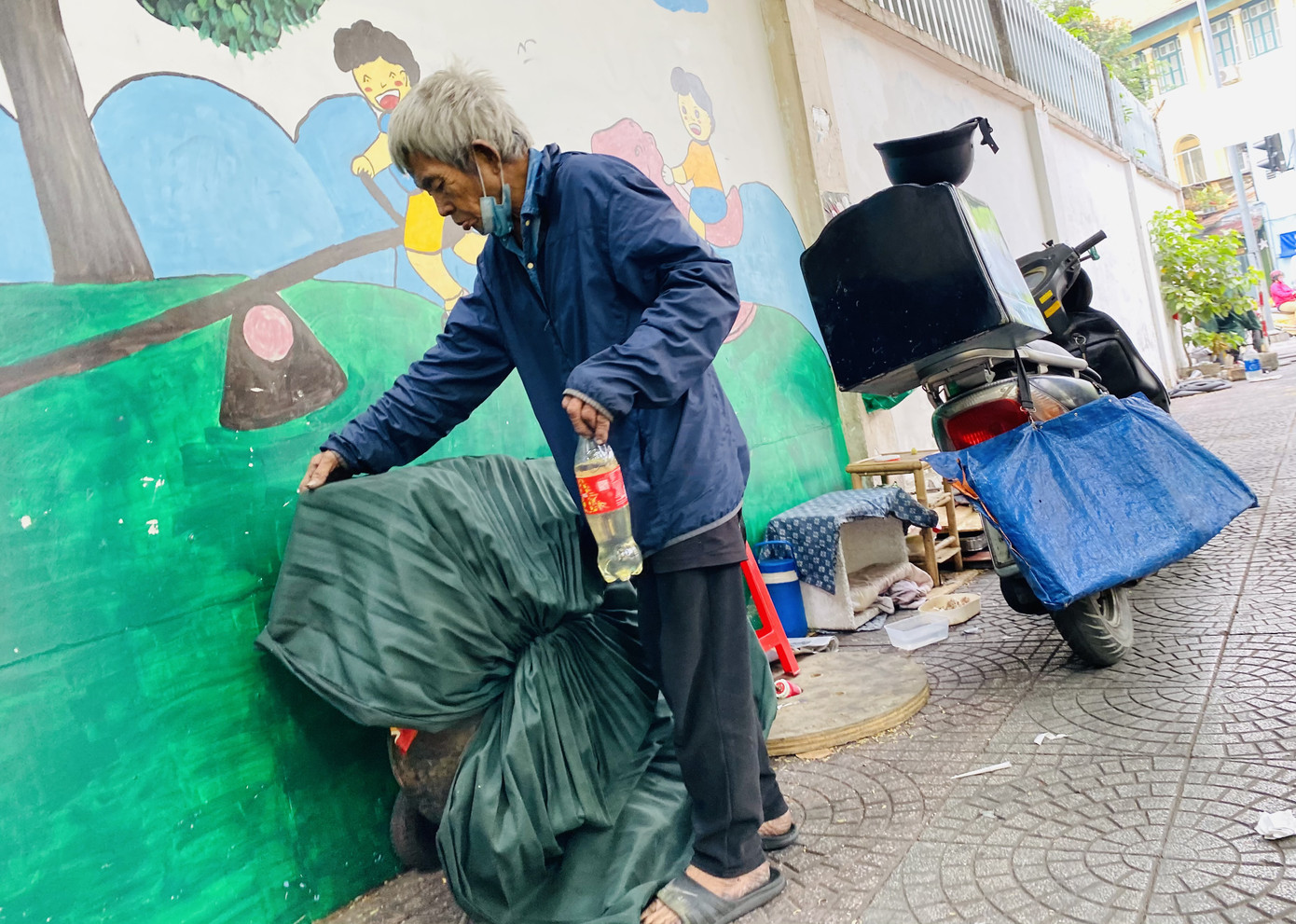 Người dân TPHCM co ro trong cái lạnh đầu tháng Chạp ảnh 15