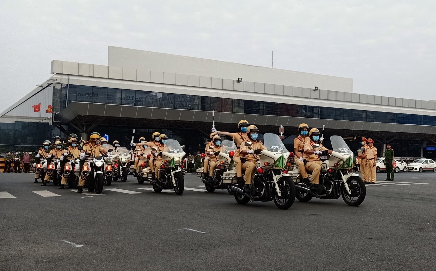 Công an TPHCM triển khai lực lượng bảo vệ sân bay Tân Sơn Nhất ảnh 3