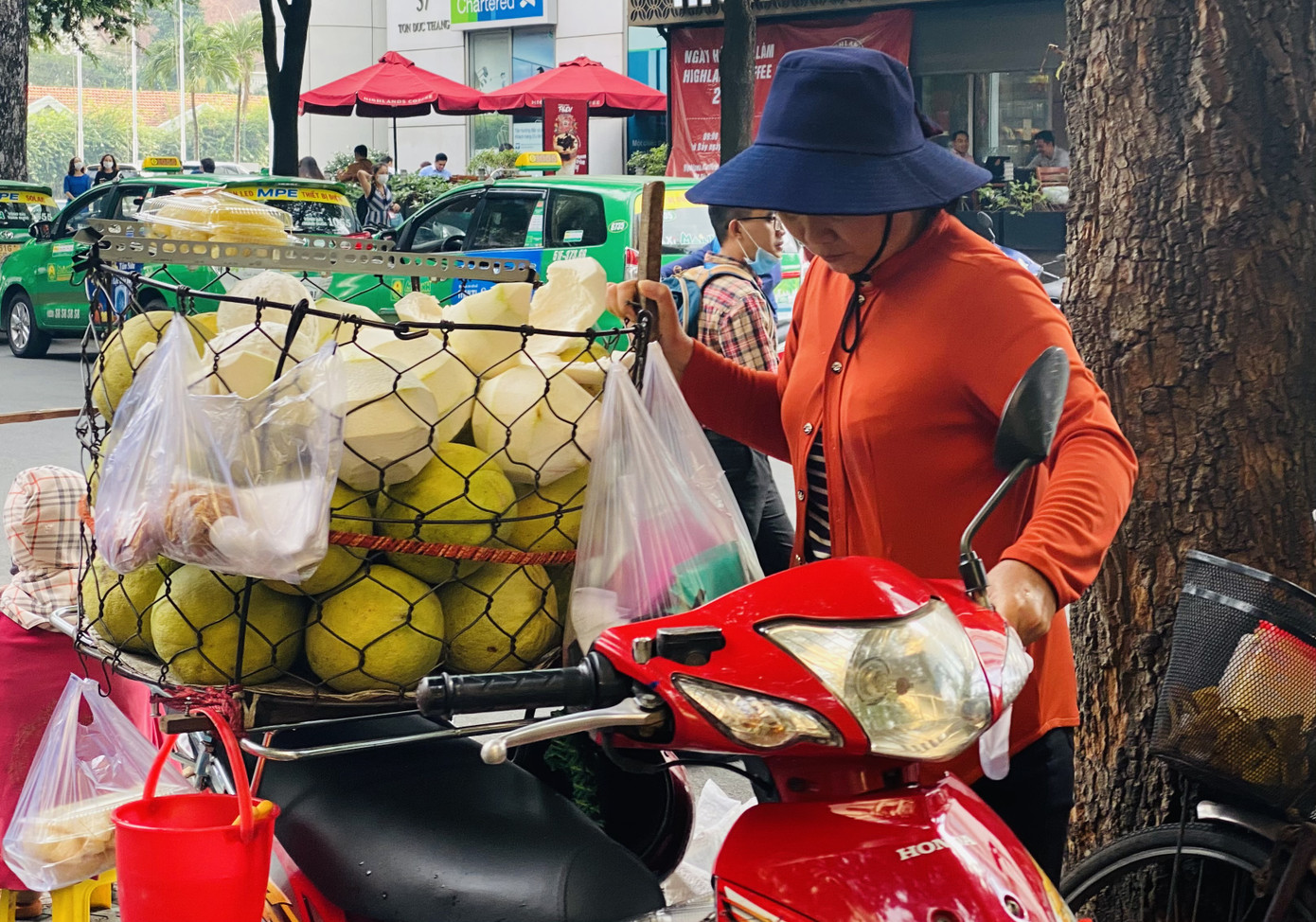 Người dân TPHCM co ro trong cái lạnh đầu tháng Chạp ảnh 10