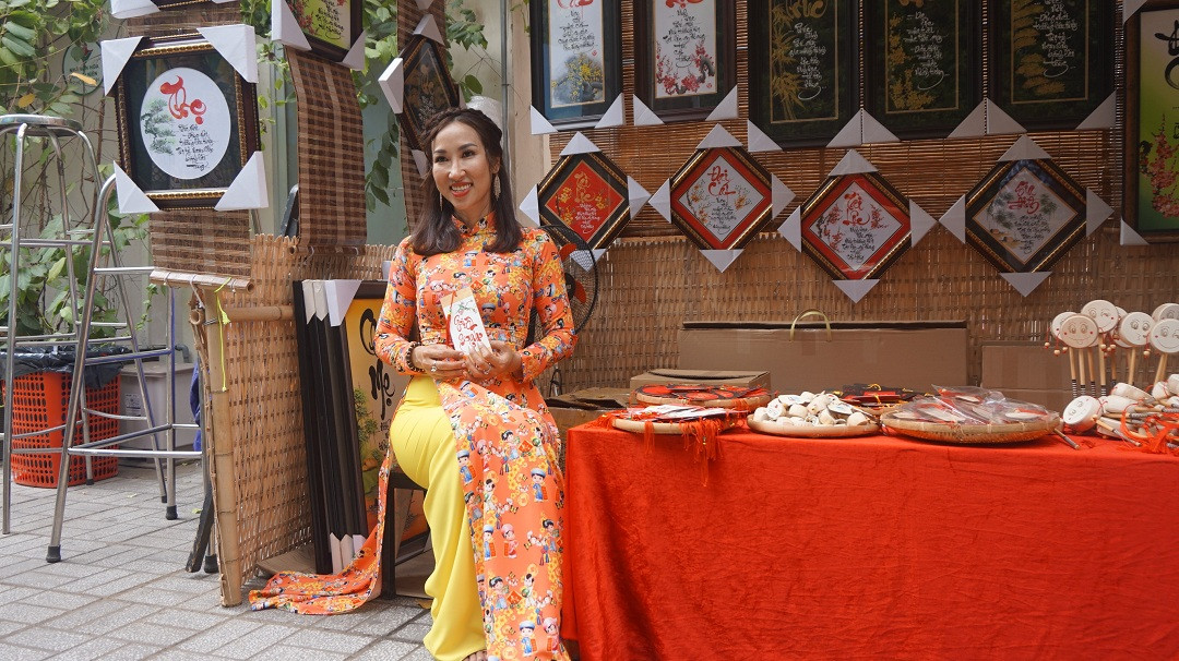 'Bà đồ' xinh như hot girl múa bút trên phố ảnh 11