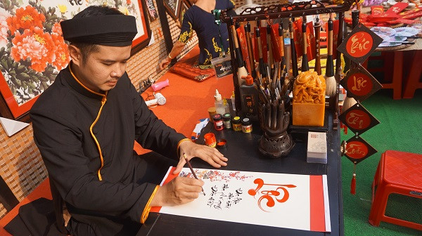 Người dân TPHCM xúng xính xuống phố du xuân sớm ảnh 15