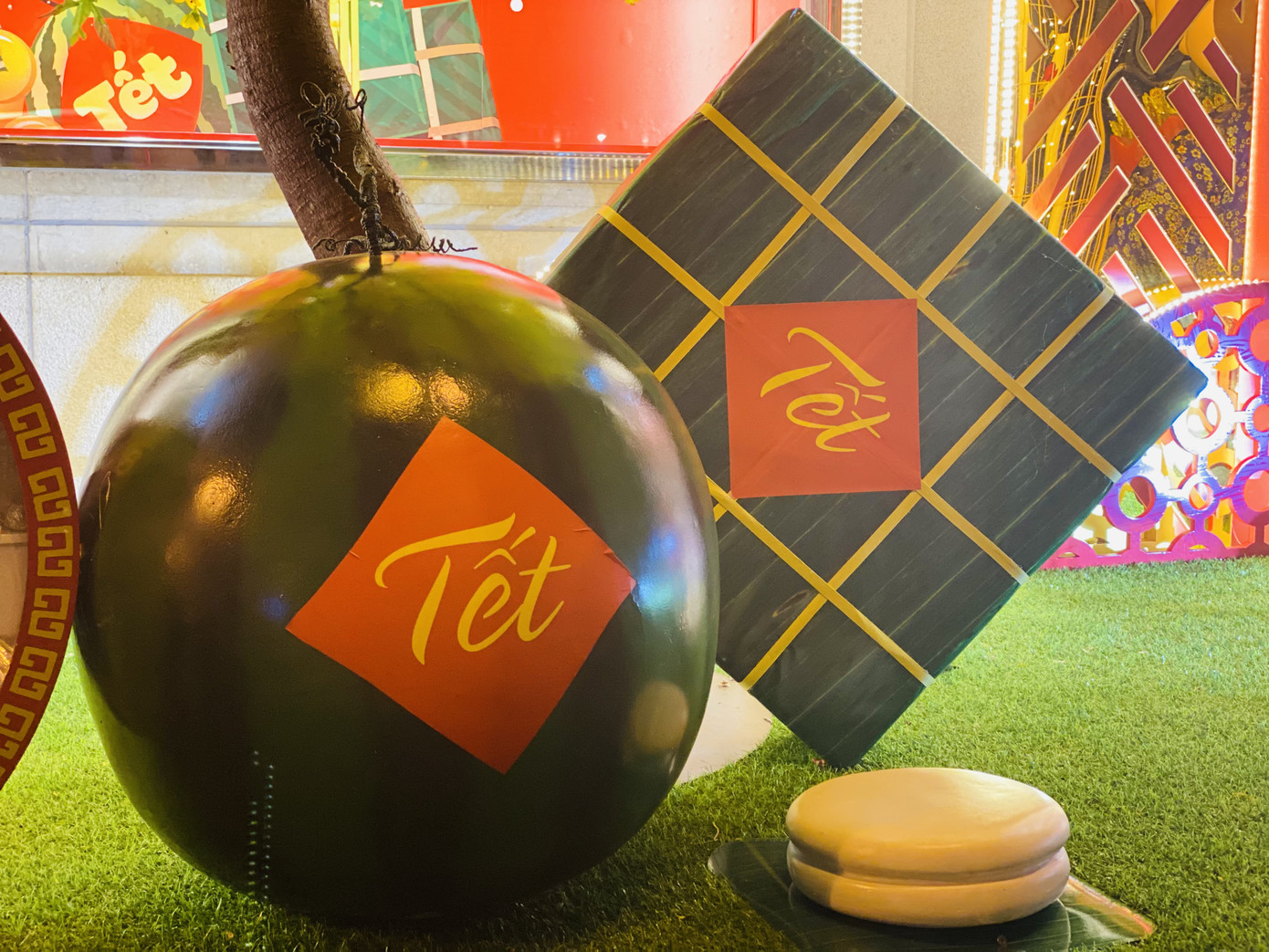 Đường phố TPHCM lung linh trang trí trâu vàng đón Tết Tân Sửu ảnh 7