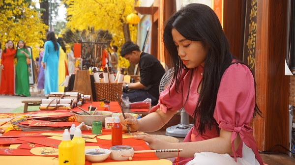 Người dân TPHCM xúng xính xuống phố du xuân sớm ảnh 9