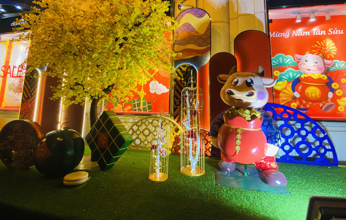 Đường phố TPHCM lung linh trang trí trâu vàng đón Tết Tân Sửu ảnh 1