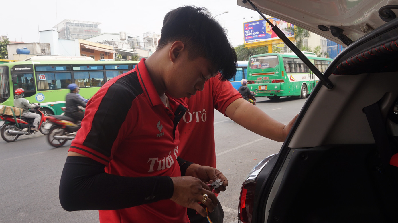 Người Sài Gòn tất bật tân trang 'xế cưng' đón Tết ảnh 10