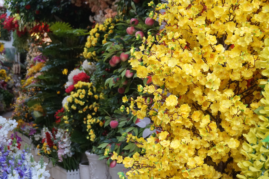 TPHCM: Hoa cảnh làm từ vải 'đổ bộ' xuống phố ảnh 6