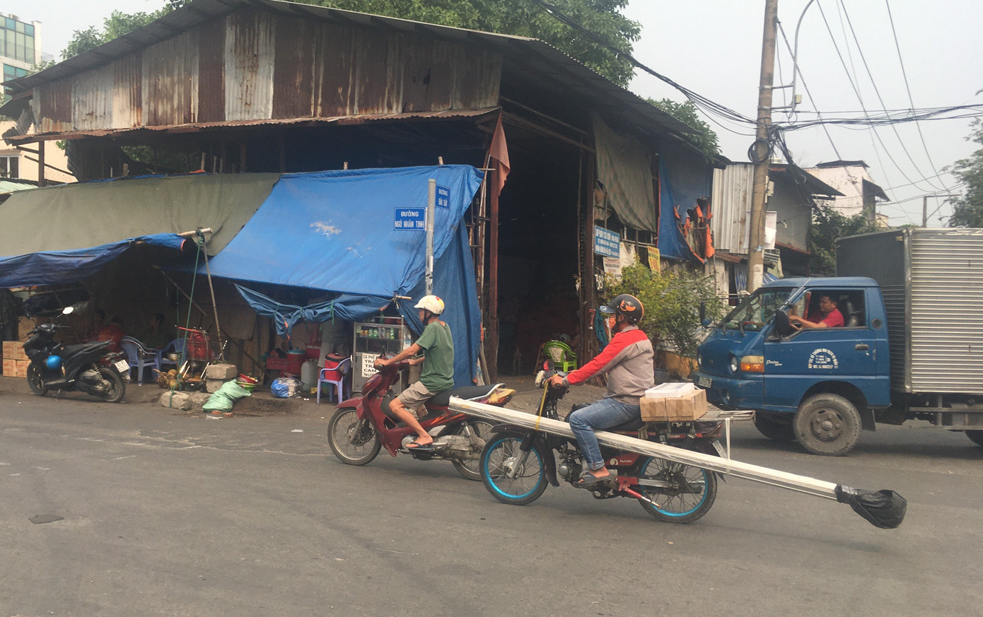 TPHCM: Tái diễn xe 'cà tàng' chở hàng cồng kềnh dạo phố ảnh 10