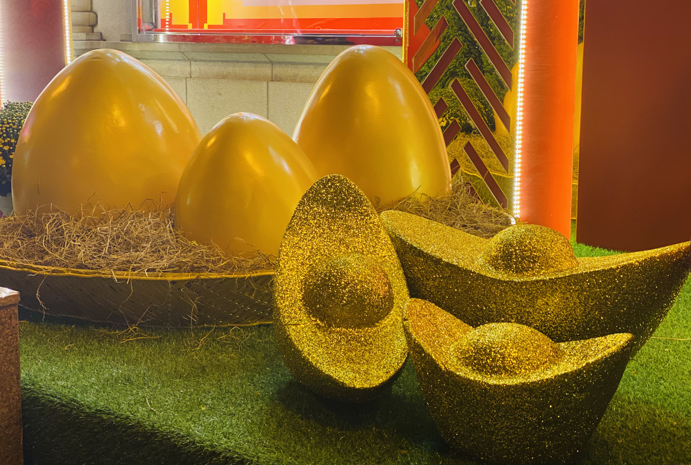 Đường phố TPHCM lung linh trang trí trâu vàng đón Tết Tân Sửu ảnh 8