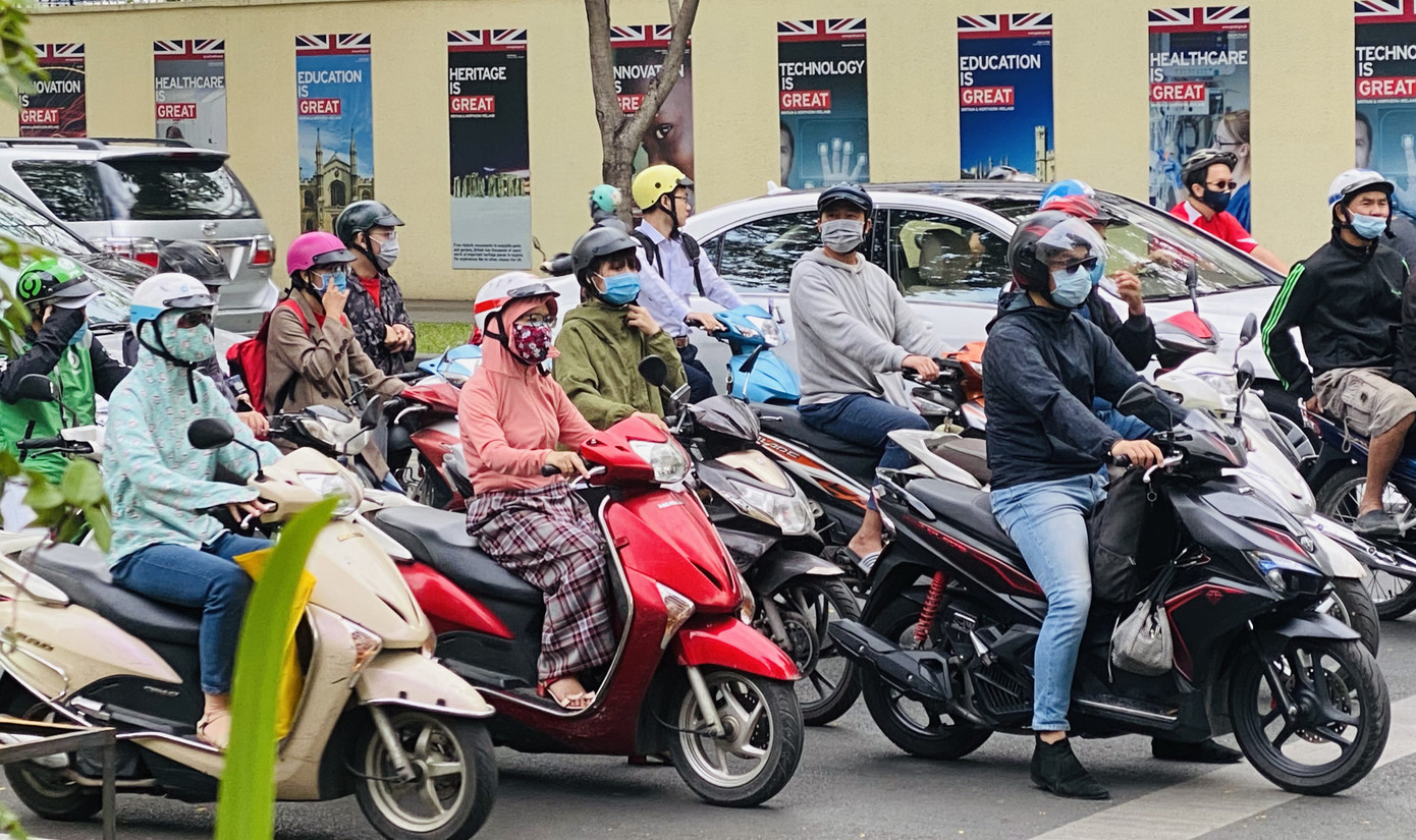 Người dân TPHCM co ro trong cái lạnh đầu tháng Chạp ảnh 2