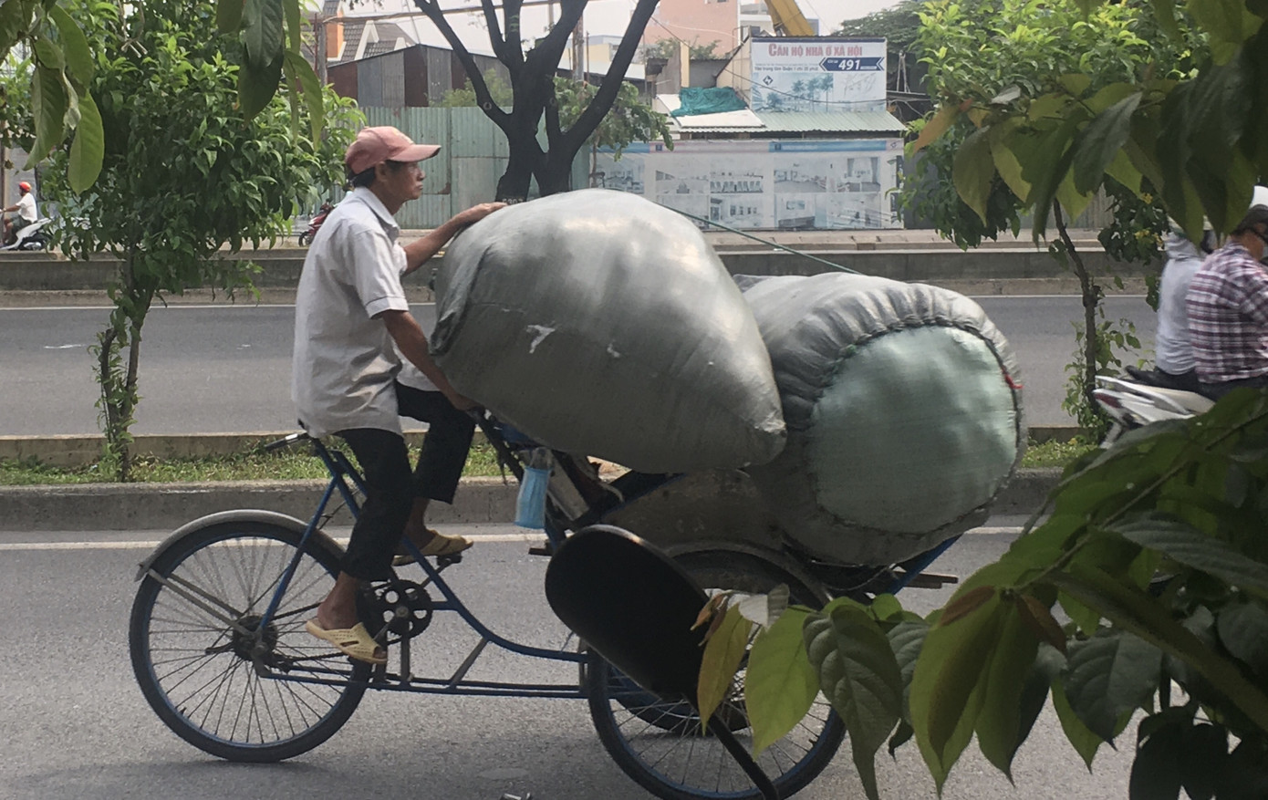 TPHCM: Tái diễn xe 'cà tàng' chở hàng cồng kềnh dạo phố ảnh 9
