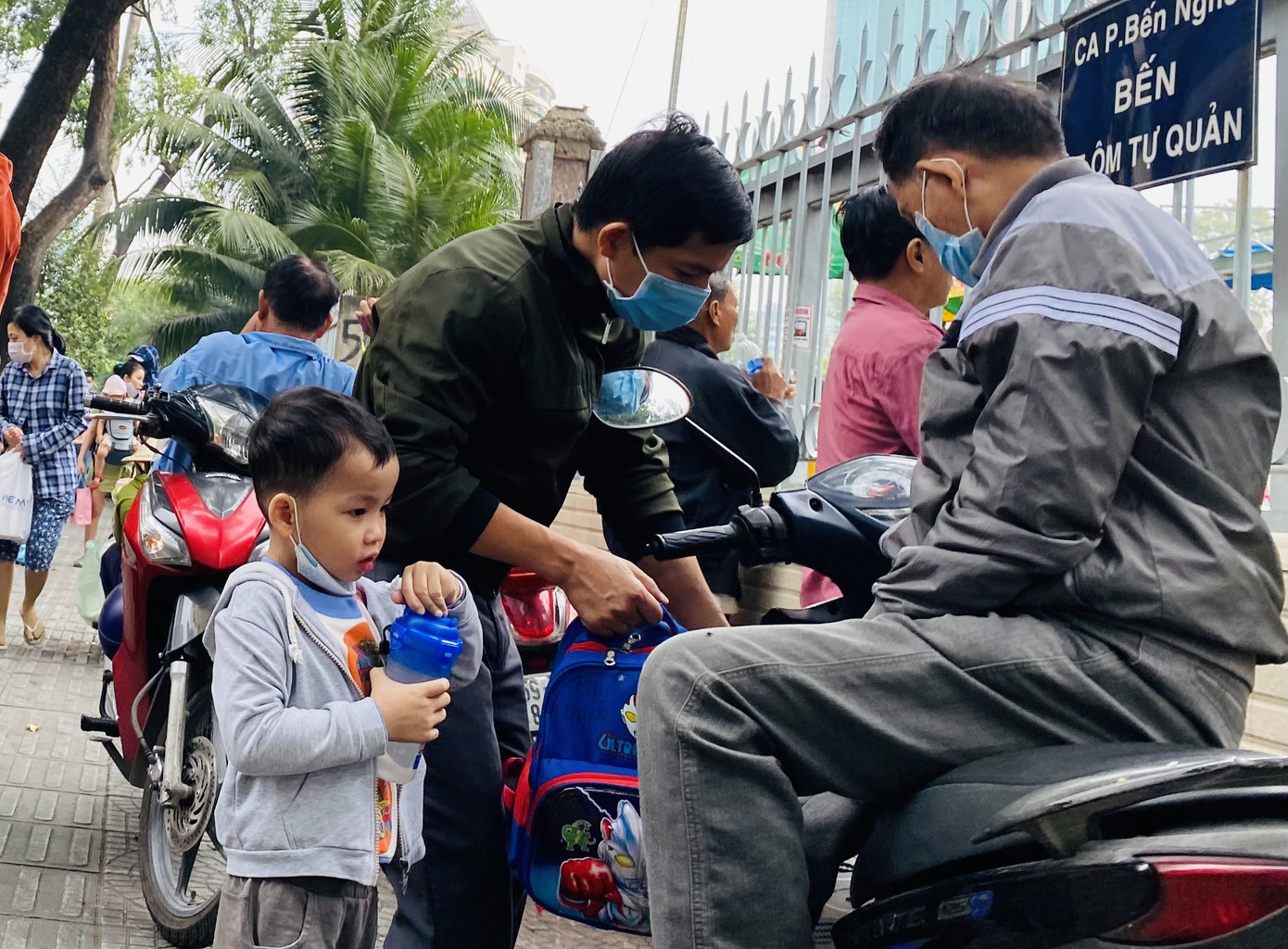 Người dân TPHCM co ro trong cái lạnh đầu tháng Chạp ảnh 7