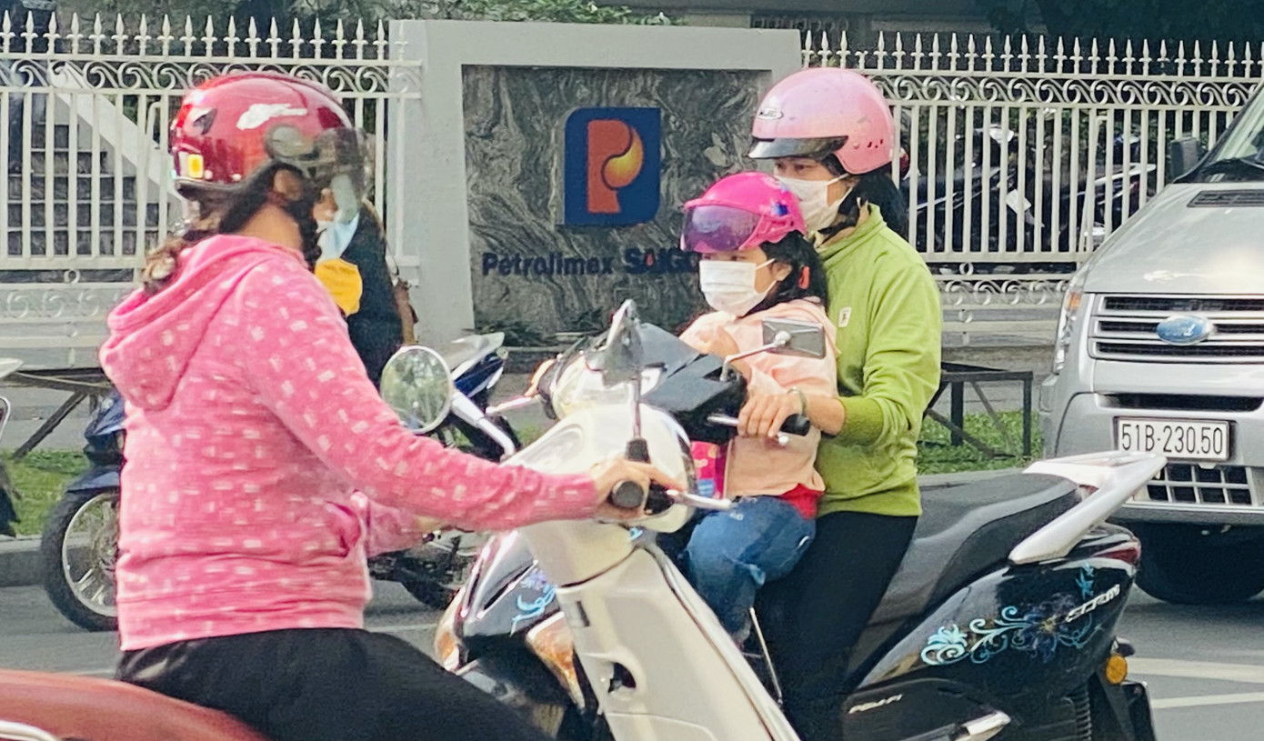 Người dân TPHCM co ro trong cái lạnh đầu tháng Chạp ảnh 5