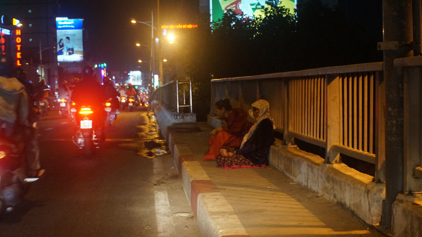 Ấm áp tình người trong đêm lạnh ở TP HCM ảnh 4