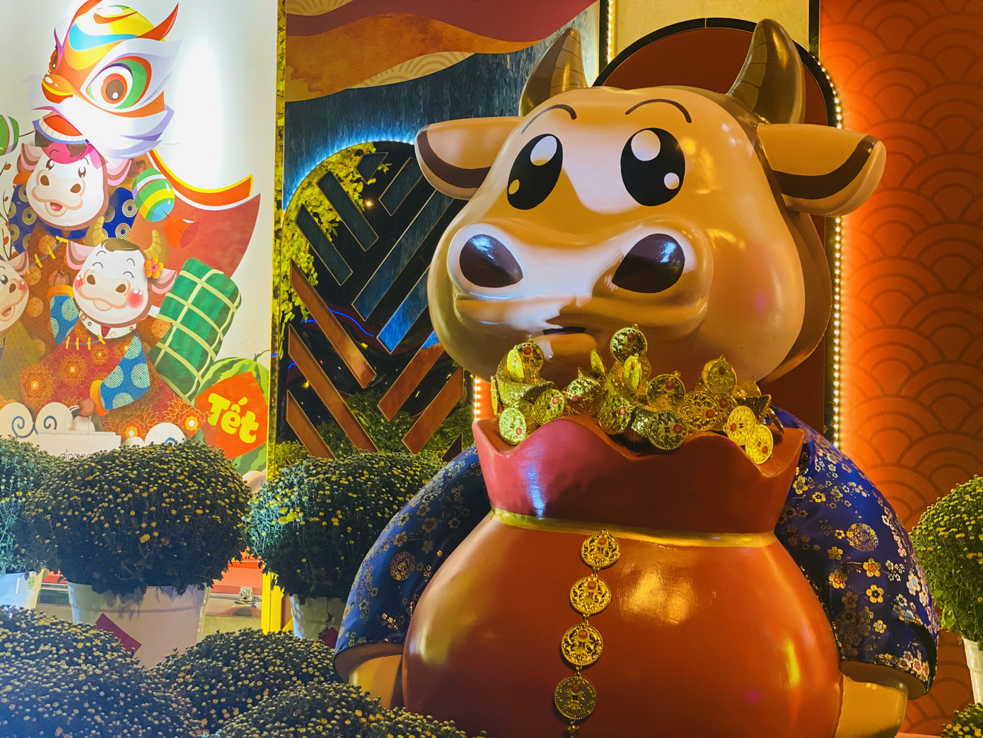 Đường phố TPHCM lung linh trang trí trâu vàng đón Tết Tân Sửu ảnh 3