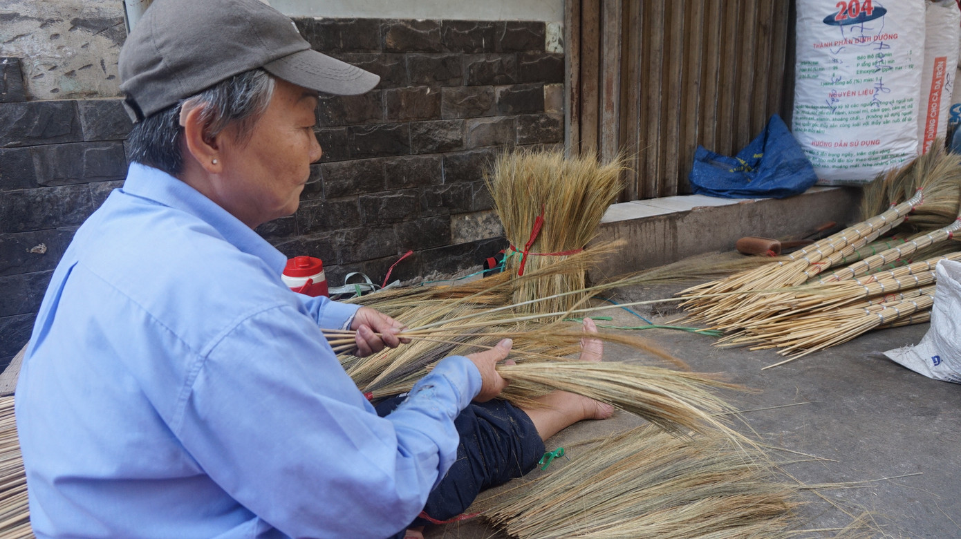 Người Sài Gòn tất bật làm chổi đót bán Tết ảnh 6