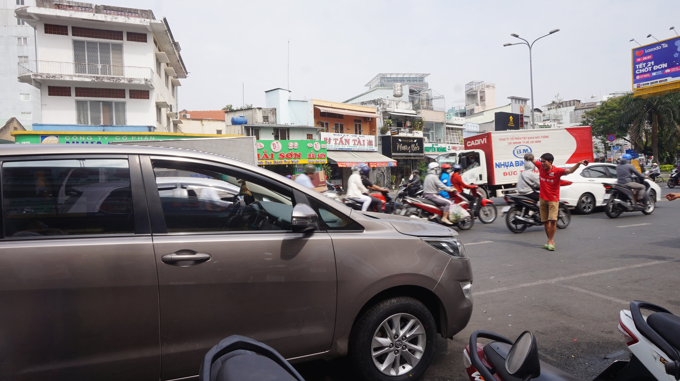 Người Sài Gòn tất bật tân trang 'xế cưng' đón Tết ảnh 1