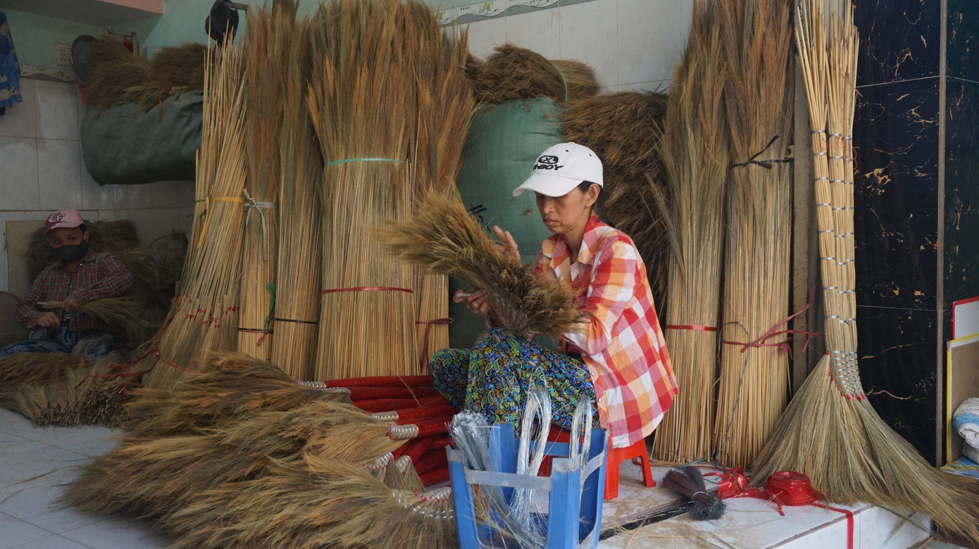 Người Sài Gòn tất bật làm chổi đót bán Tết ảnh 9