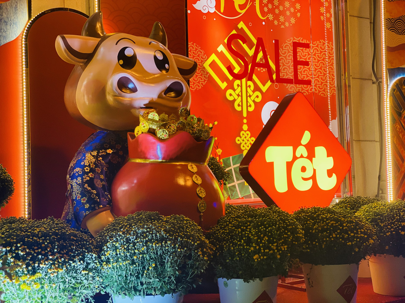 Đường phố TPHCM lung linh trang trí trâu vàng đón Tết Tân Sửu ảnh 2