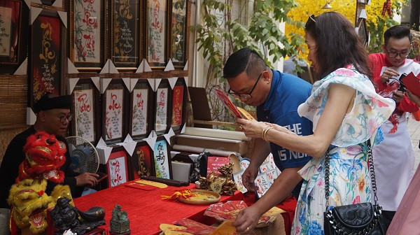 Người dân TPHCM xúng xính xuống phố du xuân sớm ảnh 17