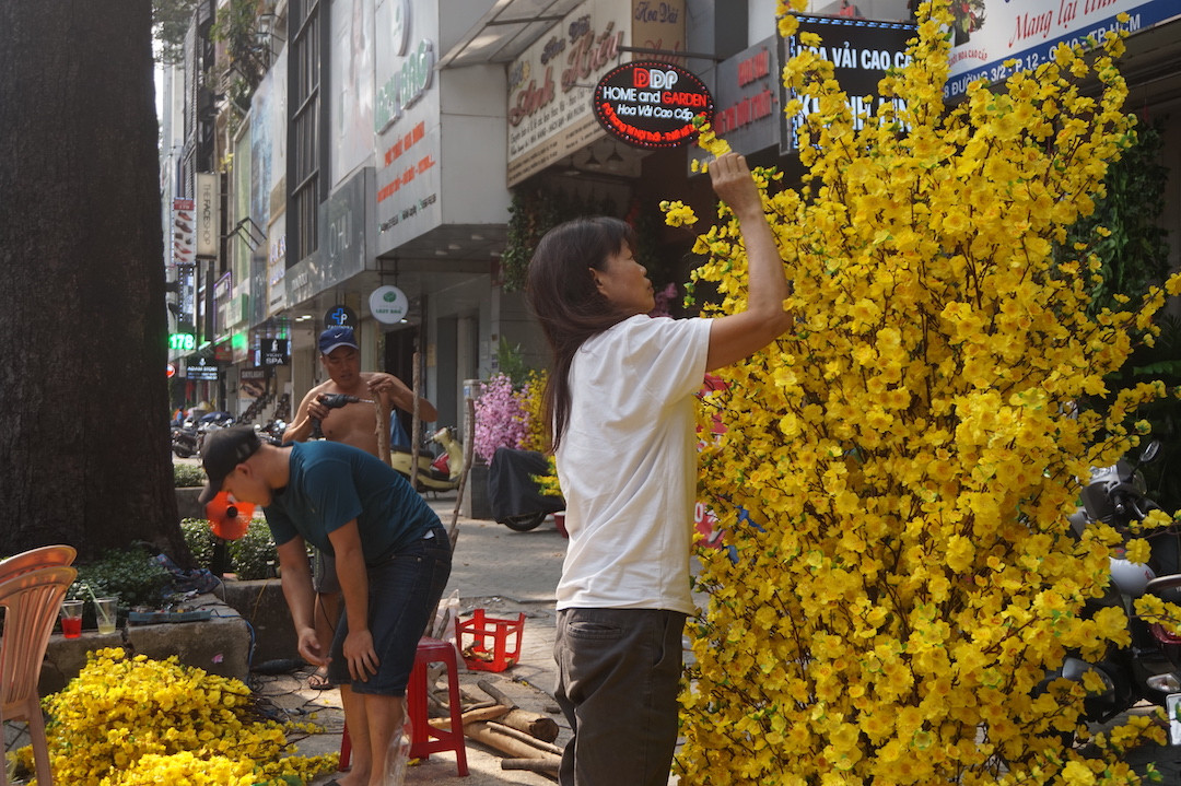 TPHCM: Hoa cảnh làm từ vải 'đổ bộ' xuống phố ảnh 11