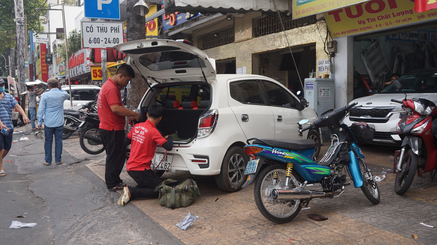 Người Sài Gòn tất bật tân trang 'xế cưng' đón Tết ảnh 4