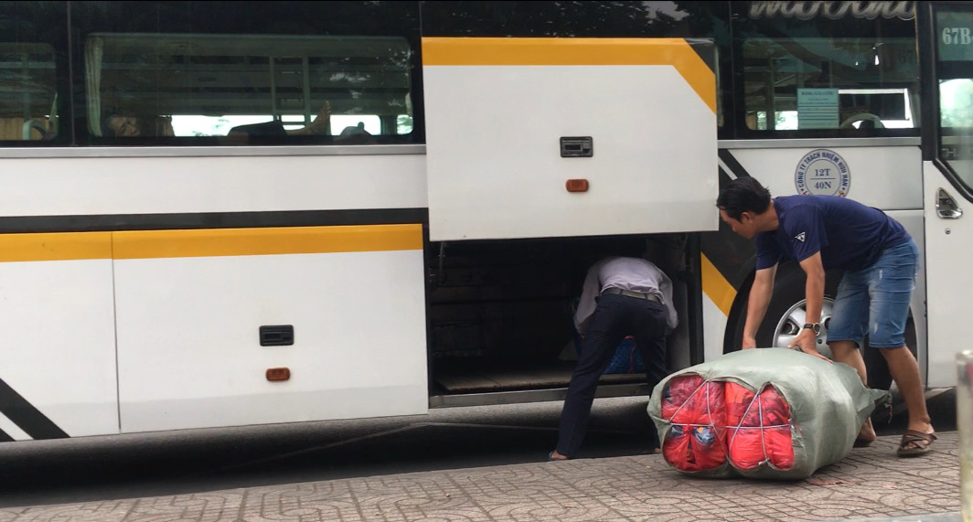 Xe dù, bến cóc 'đại náo' cửa ngõ phía Nam TPHCM ảnh 2