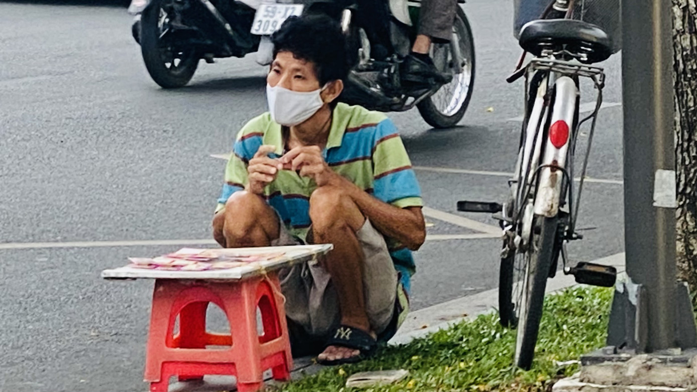 Người dân TPHCM co ro trong cái lạnh đầu tháng Chạp ảnh 8