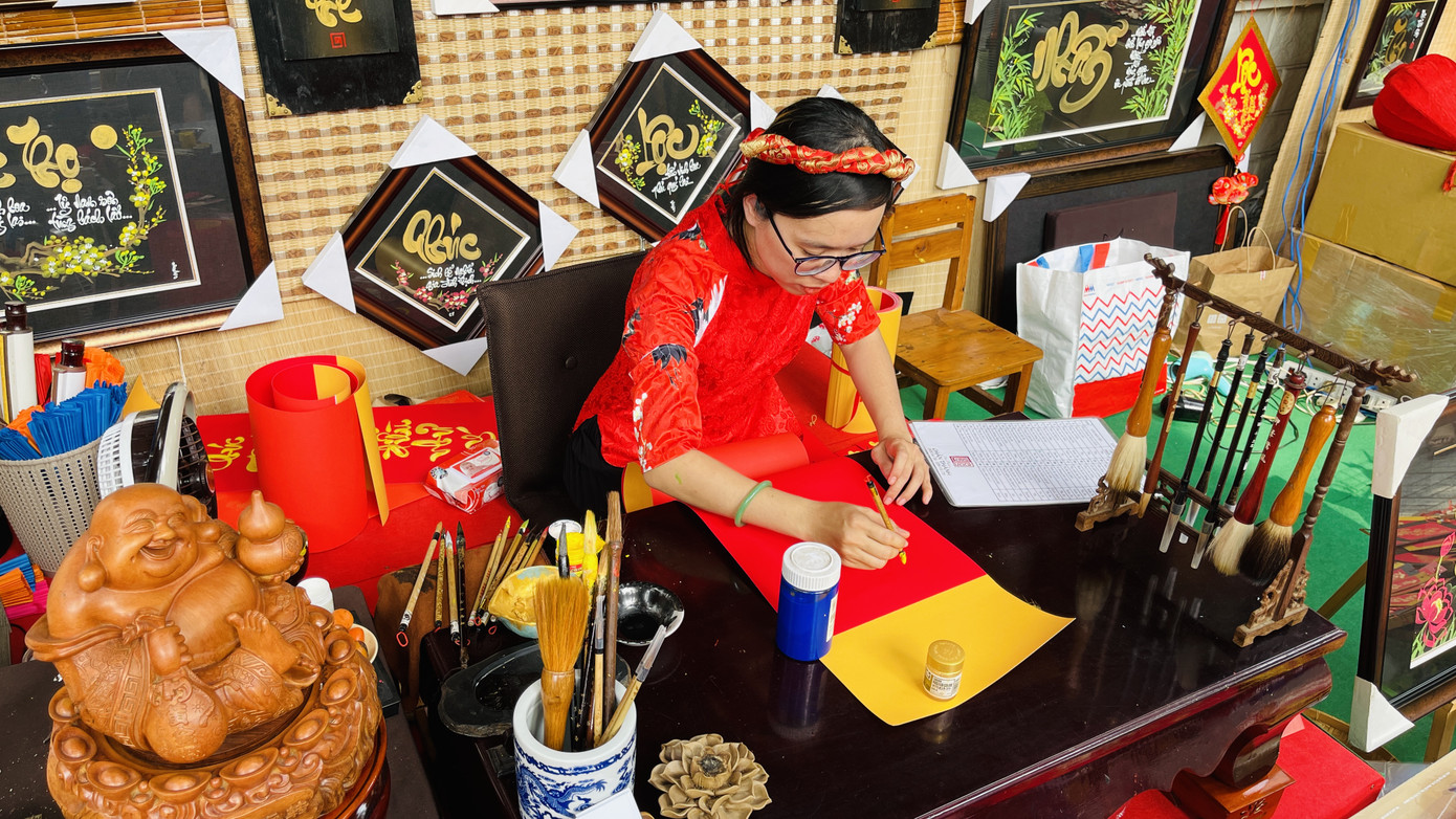 'Bà đồ' xinh như hot girl múa bút trên phố ảnh 7