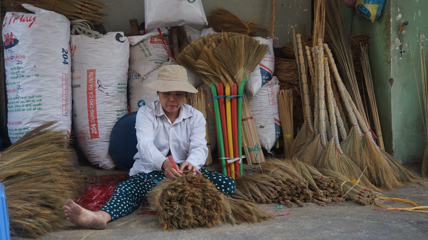 Người Sài Gòn tất bật làm chổi đót bán Tết ảnh 10
