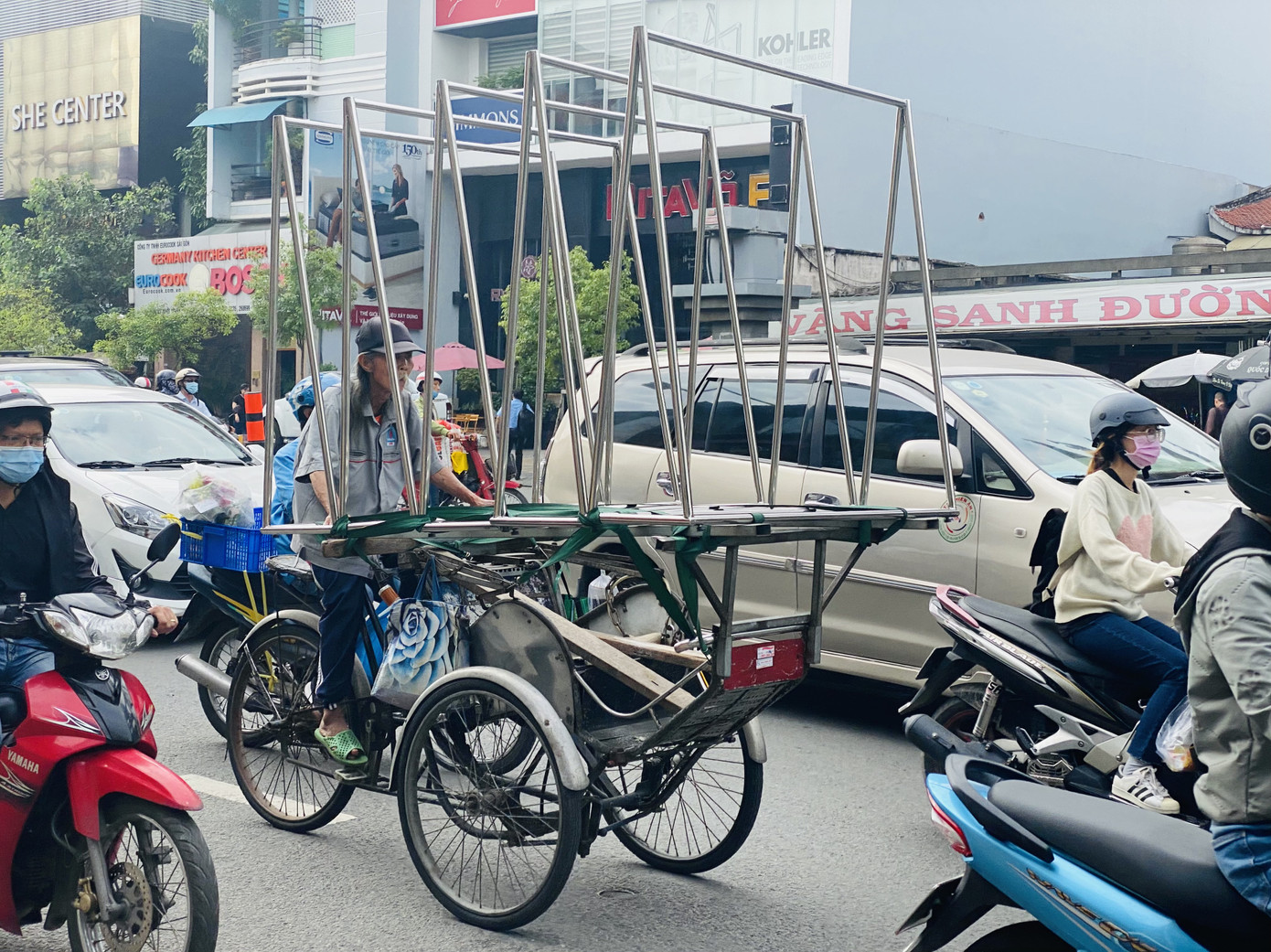 TPHCM: Tái diễn xe 'cà tàng' chở hàng cồng kềnh dạo phố ảnh 1