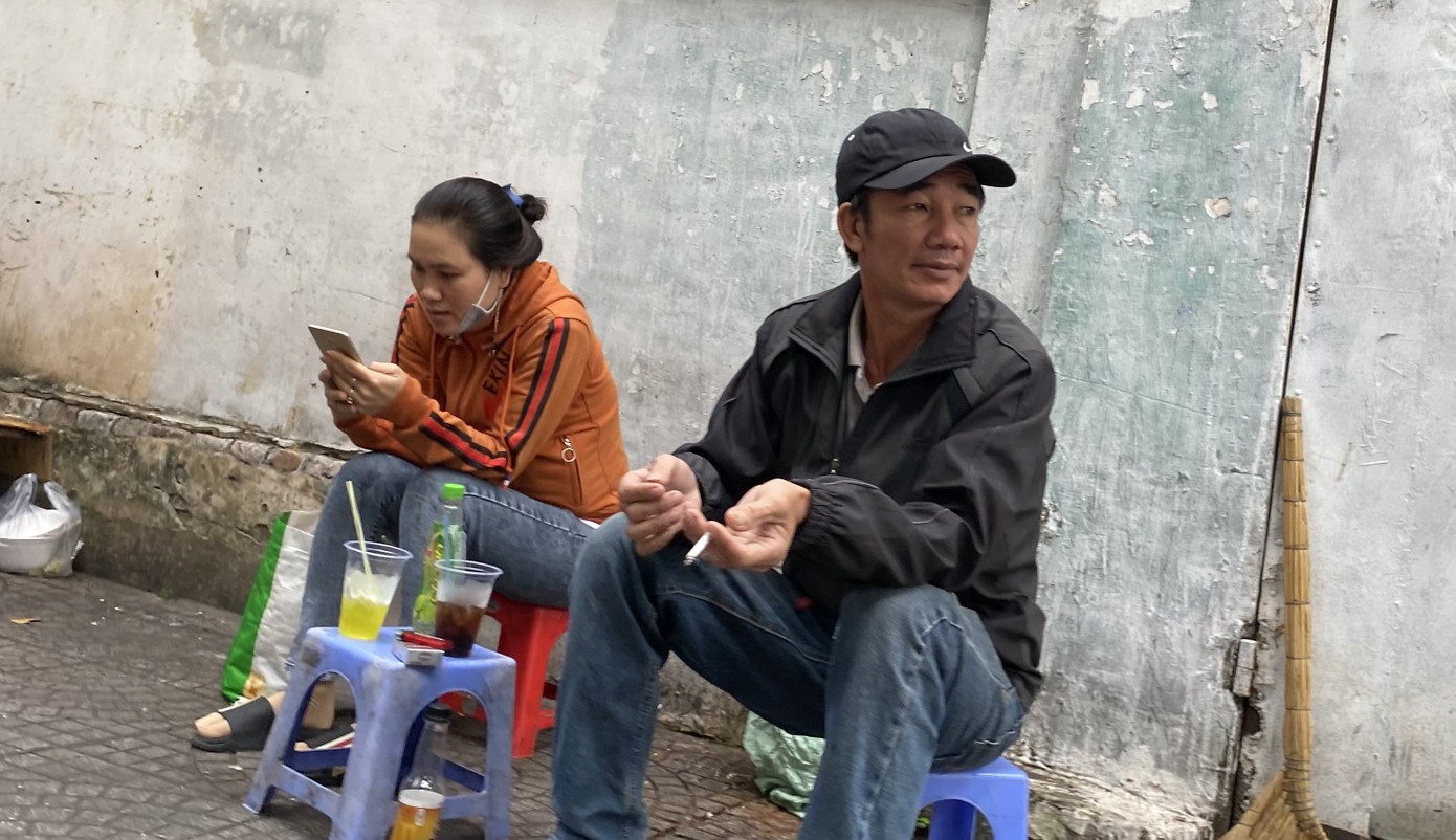 Người dân TPHCM co ro trong cái lạnh đầu tháng Chạp ảnh 4