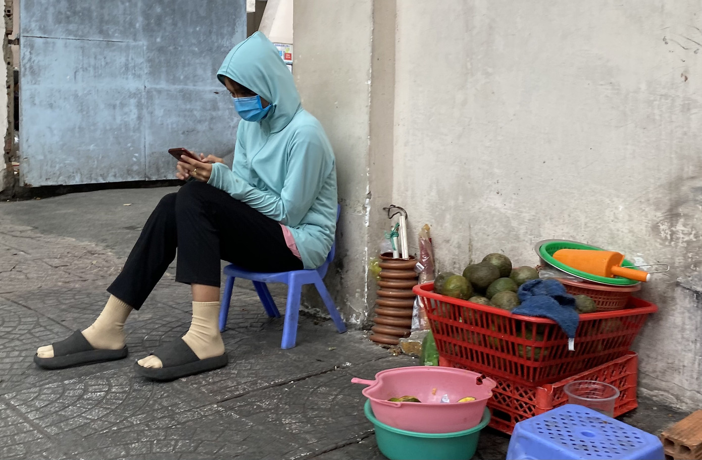 Người dân TPHCM co ro trong cái lạnh đầu tháng Chạp ảnh 12