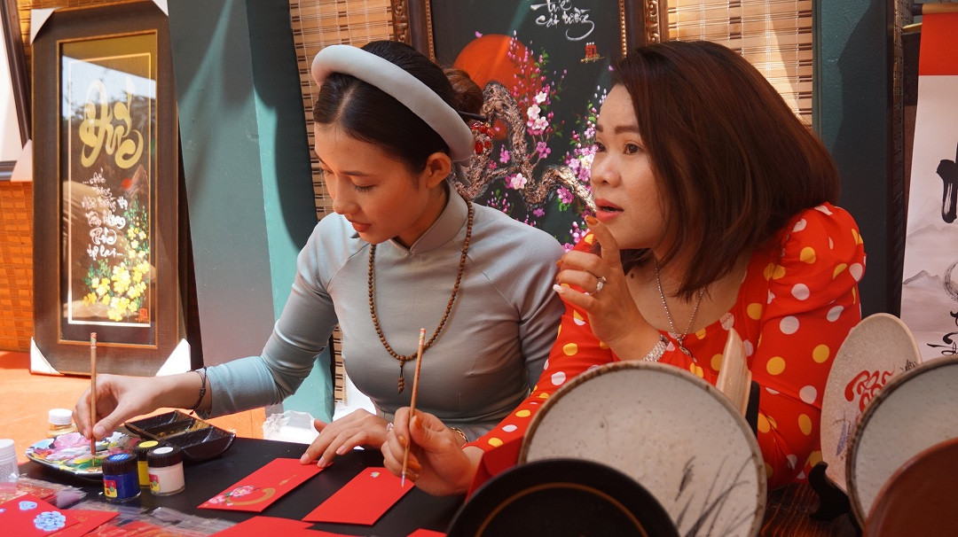 'Bà đồ' xinh như hot girl múa bút trên phố ảnh 2