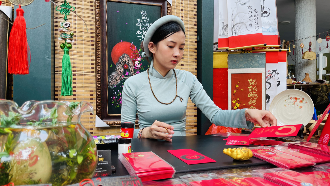 'Bà đồ' xinh như hot girl múa bút trên phố ảnh 9